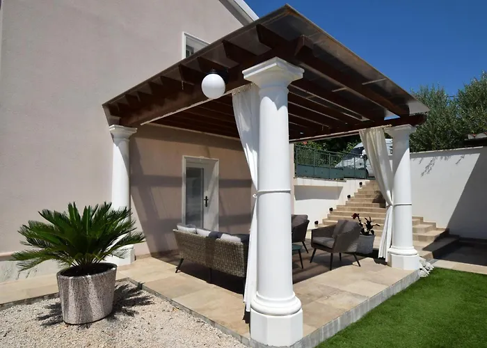 Frana Mit Privatem Pool By Interhome * Bajcici