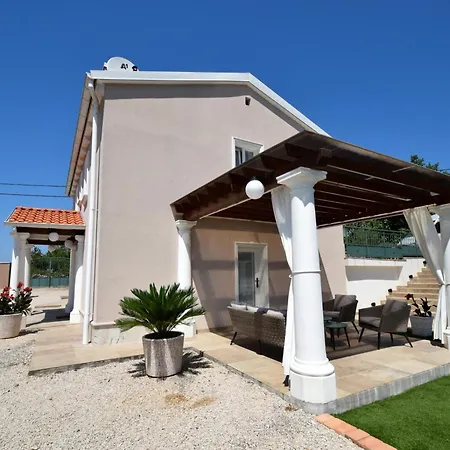 Frana Mit Privatem Pool By Interhome Hébergement de vacances Bajcici