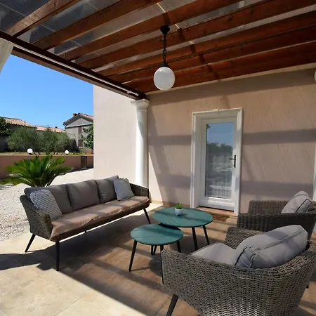 Frana Mit Privatem Pool By Interhome