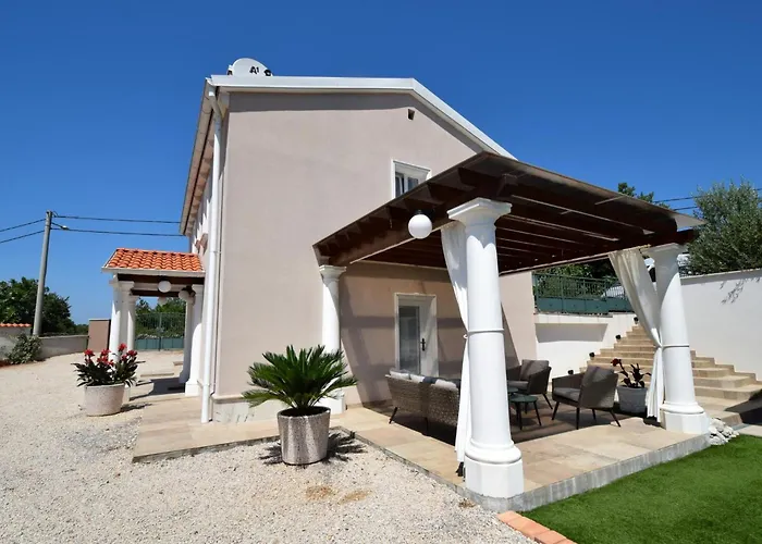 Frana Mit Privatem Pool By Interhome Hébergement de vacances Bajcici