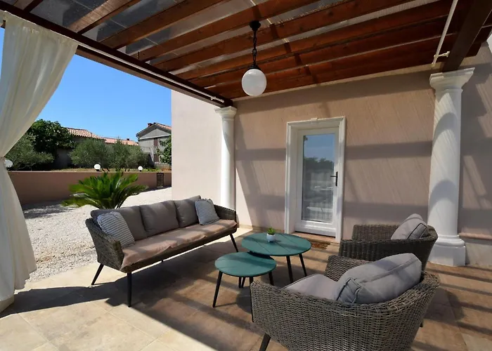 Frana Mit Privatem Pool By Interhome