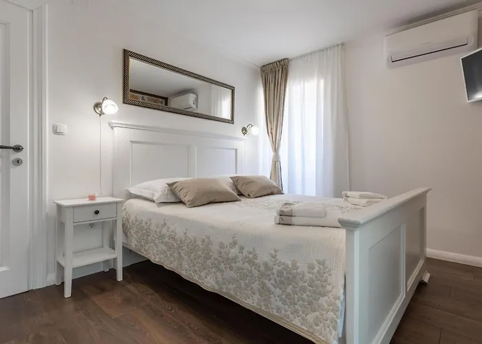 Frana Mit Privatem Pool By Interhome